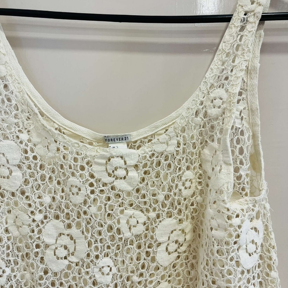 ❤️Forever 21 cut work top - Picture 3 of 5